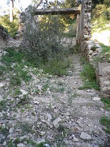 1864 ce qui reste que des ruines au dessus de la grotte